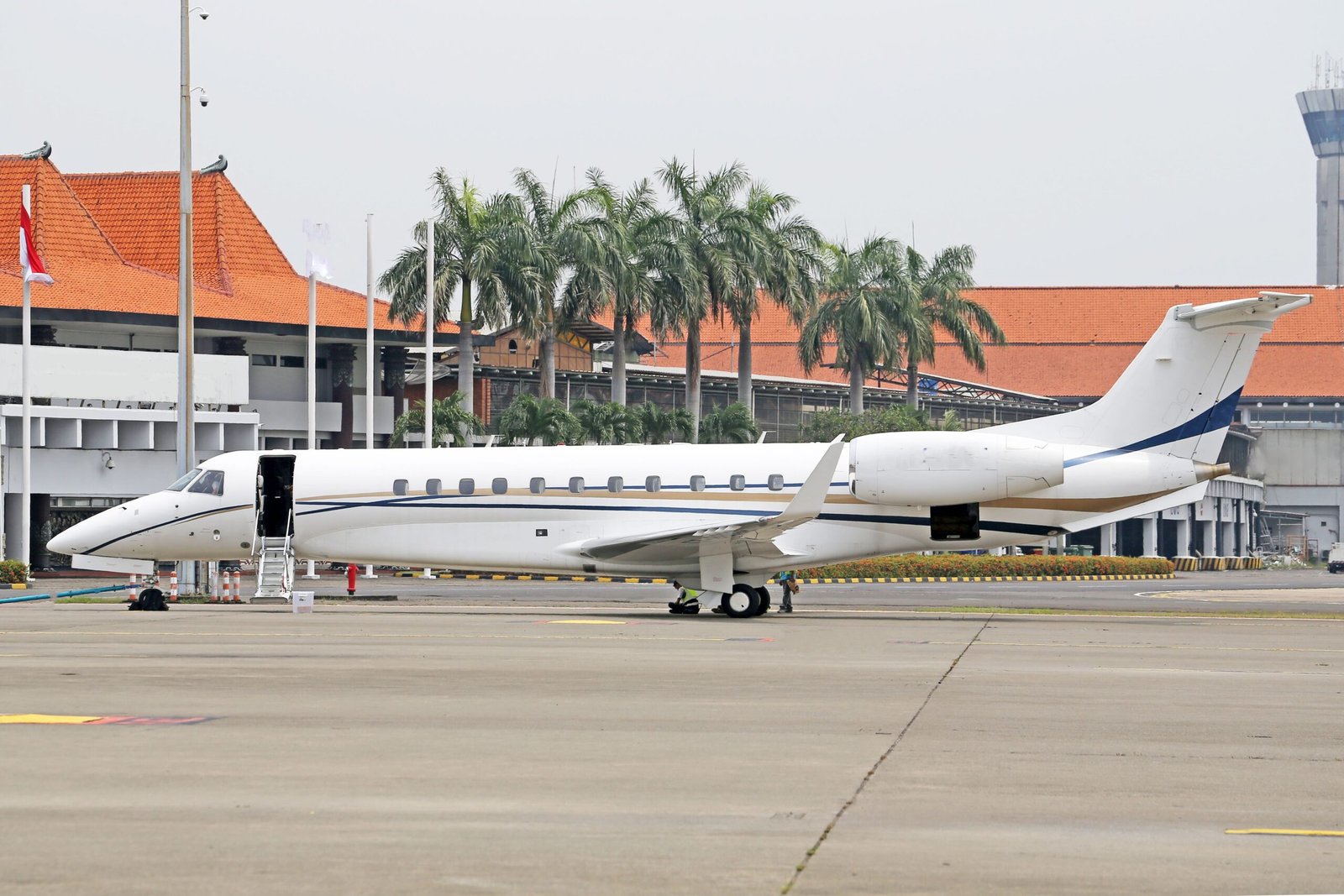 Embraer Legacy 650 heavy jet — Safe Fly Aviation international charter